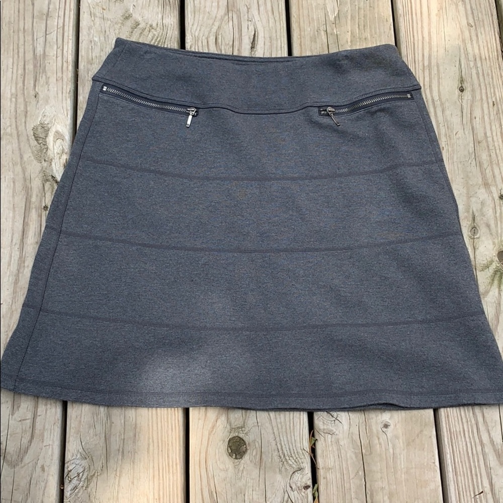 Excellent condition. Athleta grey skirt. Size M.
